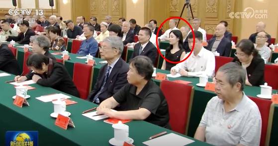 13일 혁명 원로 천윈(陳雲, 1905~1995) 탄생 120주년 기념 좌담회에 천윈의 손녀 천샤오단(陳曉丹·40, 둥근 원)이 참석했다. 하버드대를 졸업한 천샤오단은 한 때 보시라이의 아들 보과과가 사귄 것으로 알려져 있다. CC-TV 캡처