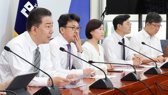 김병기 더불어민주당 대표 직무대행 겸 원내대표(왼쪽)가 17일 오전 국회에서 열린 원내대책회의에서 발언하고 있다. 임현동 기자