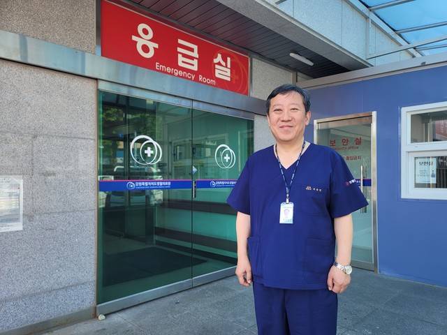 ▲ 조승연 영월의료원 응급실 의사가 최근 영월읍에 위치한 의료원 응급실 앞에서 포즈를 취하고 있다.  이설화 기자