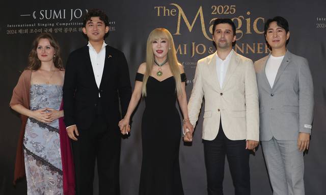 ▲ 지난 16일 서울 중구 더플라자호텔에서 열린 2025 조수미 콘서트 기자간담회에서 성악가들과 기념촬영을 하고 있다. 왼쪽부터 소프라노 줄리엣 타키노, 바리톤 지하오 리, 조수미, 테너 조르주 비르반, 테너 이기업 연합뉴스