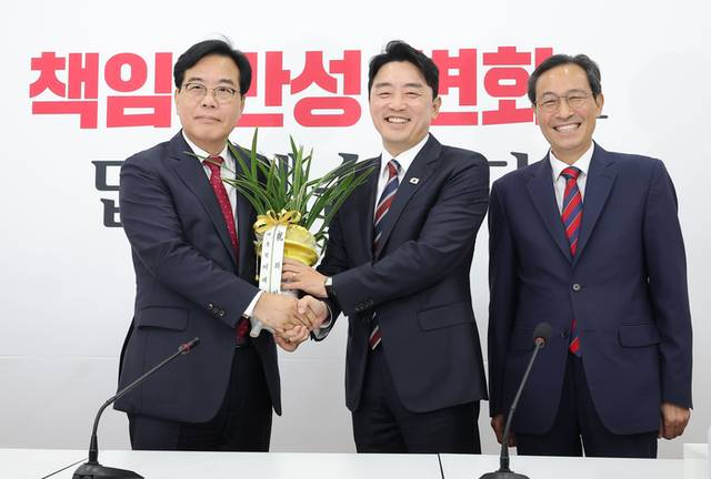 ▲ 국민의힘 송언석 신임 원내대표(왼쪽)가 17일 국회 원내대표실을 방문한 강훈식 대통령 비서실장과 우상호 대통령실 정무수석으로부터 축하 난을 받고 있다. 연합뉴스,