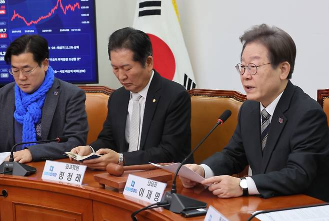 2023년 11월, 민주당 최고위원회의에서 나란히 앉은 이재명 대통령(당시 당대표)과 정청래·박찬대 의원.