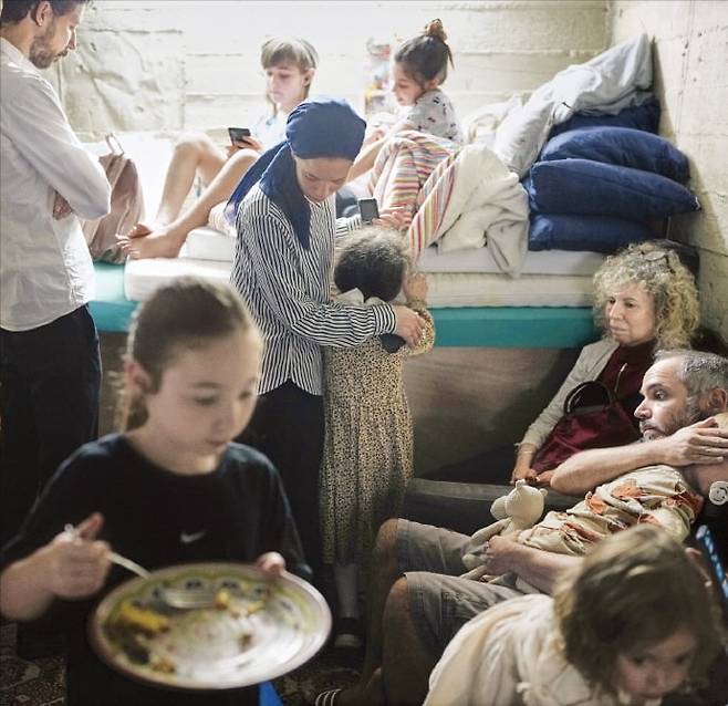 < 민간인 피해 속출 > 이스라엘과 이란 간 교전으로 사상자가 속출하고 있다. 15일(현지시간) 이스라엘 예루살렘에서 이란이 발사한 미사일 경고 사이렌이 울리자 시민들이 지하 대피소로 피신하고 있다. EPA연합뉴스