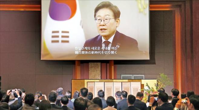 < 이재명 대통령 축사 > 16일 서울 소공동 롯데호텔에서 열린 한·일 국교정상화 60주년 기념행사에서 이재명 대통령이 영상 축사를 하고 있다.  연합뉴스