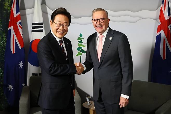 G7 정상회의 참석차 캐나다를 방문한 이재명 대통령이 현지시간 16일 캘거리 한 호텔에서 열린 한-호주 정상회담에서 앤서니 앨버니지 호주 총리와 악수하고 있다.  / 사진=대통령실사진기자단