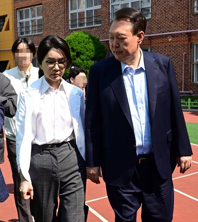 윤석열 전 대통령과 김건희 여사가 제21대 대통령선거 투표일인 6월 3일 오전 서울 서초구 서초동 원명초등학교에 마련된 서초4동투표소에서 투표를 마친 뒤 투표소를 나서고 있다. 사진=뉴스1