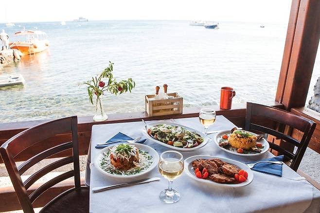 산토리니에서 즐길 수 있는 건강하고 신선한 그리스의 음식들