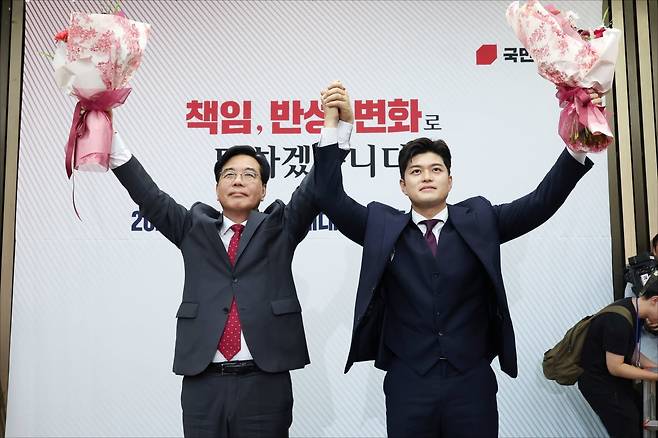 송언석 국민의힘 신임 원내대표가 16일 오후 서울 여의도 국회에서 열린 2025 국민의힘 원내대표 선출 의원총회에서 김용태 비상대책위원장과 손을 들어올리고 있다./ 사진=뉴스1