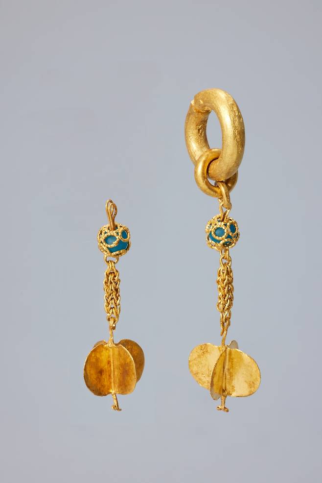 공주 왕릉원 2호분 출토 장식귀걸이.