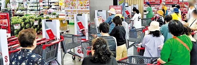 < 얼마만이냐, 마트 오픈런 > 롯데레드페스티벌이 시작된 지난 5일 서울시 노원구에 있는 롯데마트 중계점에서 소비자들이 개점을 기다리고 있다. /롯데마트 제공