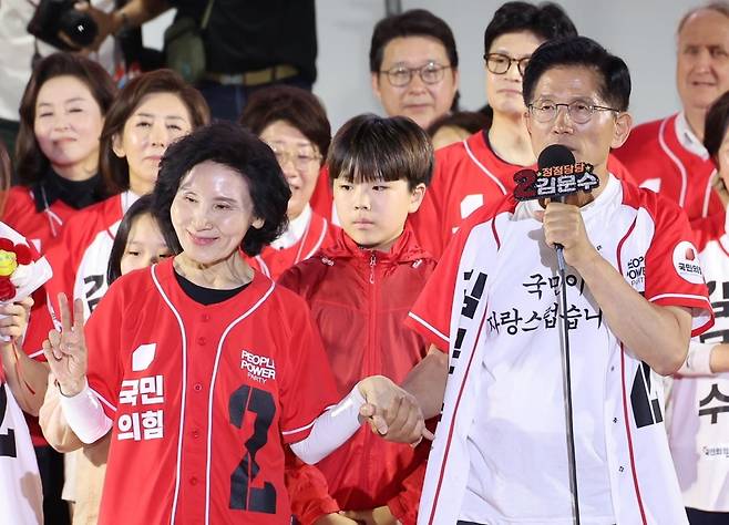 국민의힘 김문수 대선 후보가 6월 2일 서울시청 앞 서울광장에서 열린 피날레 유세에서 아내 설난영 여사의 손을 잡고 발언하고 있다. 사진=연합뉴스