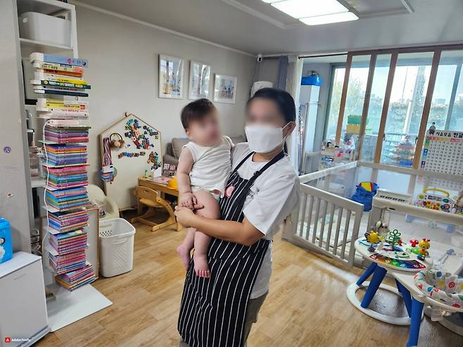 아이 돌보는 필리핀 가사관리사 사진=연합뉴스