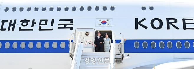 이재명 대통령과 김혜경 여사가 16일 (현지시간) 캘거리공항에 도착하고 있다. 김창길 기자