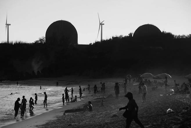 제3핵발전소가 위치한 대만 남부 핑둥현 인근 해변에서 사람들이 해수욕을 즐기고 있다. 장영식 작가 제공
