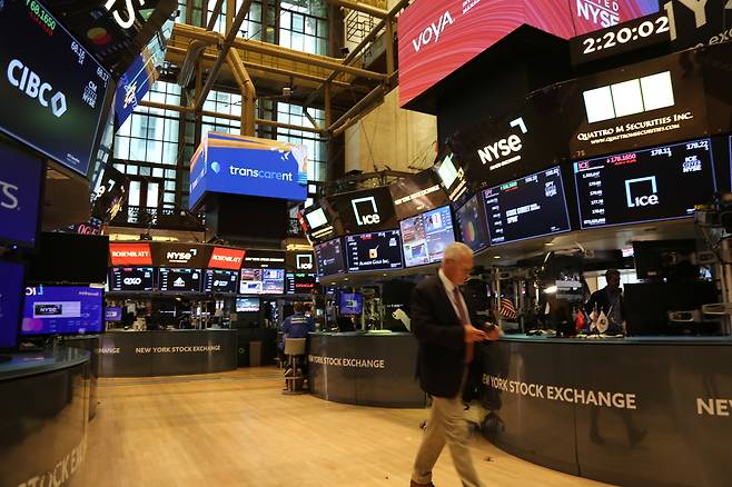 13일(현지시간) 미국 뉴욕시의 뉴욕증권거래소(NYSE)에서 한 트레이더가 거래에 임하고 있다. 신화연합뉴스