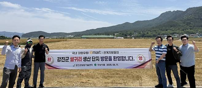 최근 전남 강진군 쌀귀리·쌀보리 생산단지를 방문한 유통업계 관계자들이 기념촬영을 하고 있다. 강진군 제공