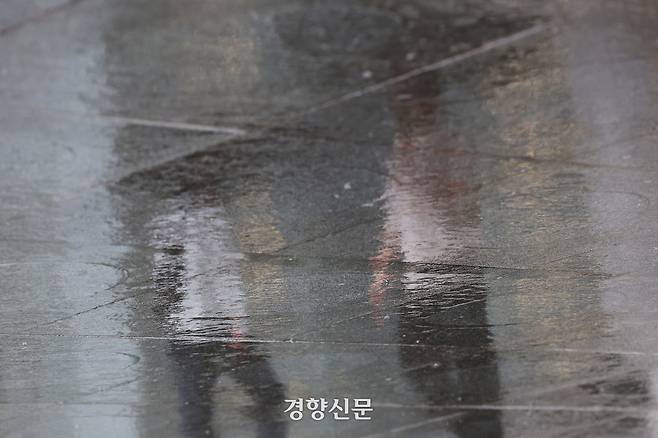 서울 광화문 광장에 우산을 쓴 시민이 지나가고 있다. 정효진 기자