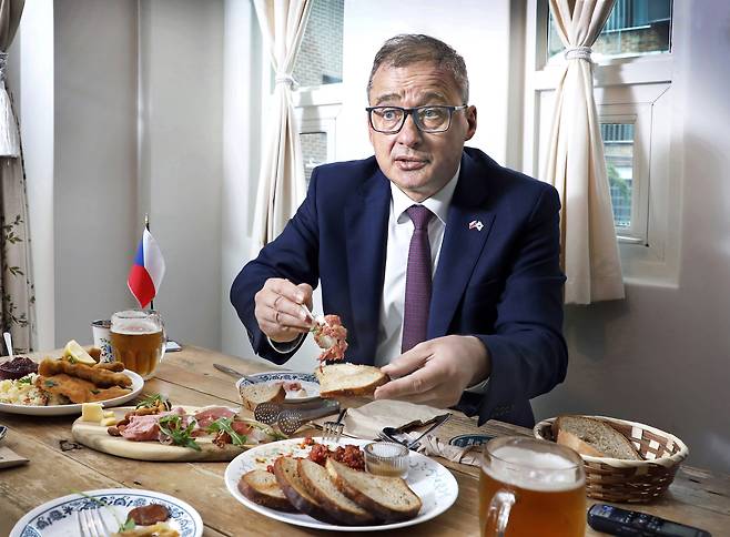 Czech Ambassador to Seoul Ivan Jancarek speaks about his favorite dishes at Moravia, a cozy Czech-Moravian restaurant in Mapo District, western Seoul, in an interview with the Korea JoongAng Daily on April 22. [PARK SANG-MOON]