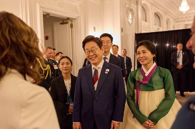President Lee Jae Myung, center, and first lady Kim Hea Kyung, center right, attend a dinner reception for leaders of countries invited to the G7 summit hosted by the governor general of Canada at a hotel in Calgary in Canada on June 16. [JOINT PRESS CORPS]
