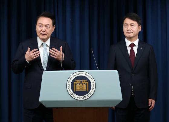 President Yoon Suk Yeol, left, introduces former Vice Justice Kim Ju-hyun as his new senior secretary for civil affairs at the Yongsan presidential office in central Seoul on May.7, 2024. [NEWS1]