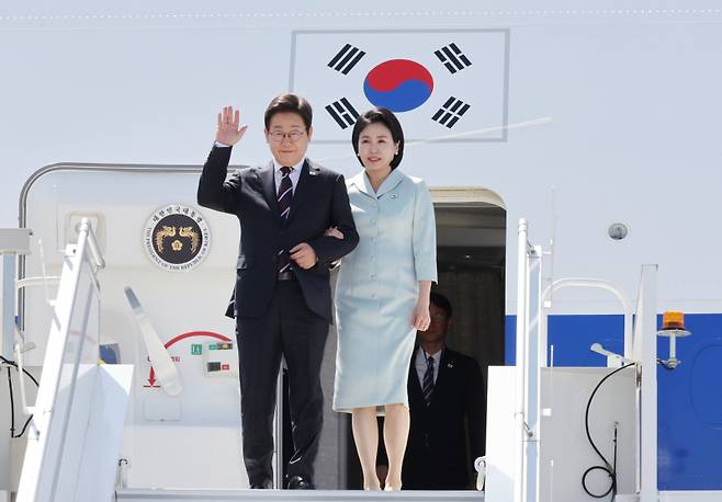 51차 주요 7개국(G7) 정상회의에 참석하는 이재명 대통령이 16일(현지시간) 캐나다 앨버타주 캘거리국제공항에 도착해 김혜경 여사와 공군 1호기에서 내리며 인사하고 있다. 연합뉴스