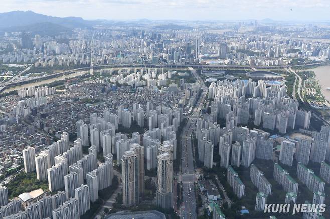 서울 송파구 롯데월드타워에서 바라본 송파구와 강남구 아파트 단지 모습. 곽경근 대기자&nbsp;