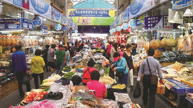 내비게이션 검색 인기 여행지로 꼽힌 포항 죽도시장 모습. 포항시 제공