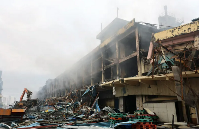 금호타이어 광주공장 화재 발생 사흘째인 19일 광주 광산구 금호타이어 2공장 화재 현장에서 진화요원들이 중장비를 동원해 잔해를 제거하고 있다. 연합뉴스&nbsp;