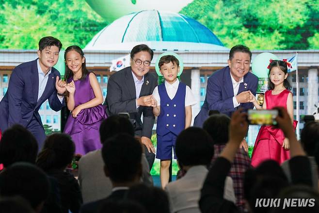 우원식 국회의장(가운데)과 김병기 더불어민주당 당대표 직무대행 겸 원내대표(오른쪽), 김용태 국민의힘 비상대책위원장(왼쪽) 등이 17일 서울 여의도 국회 로텐더홀에서 열린 '국회 탄소중립 선언식'에서 탄소중립을 약속하는 서약서에 서명한 뒤 어린이들과 약속하는 상징의식을 벌이고 있다.