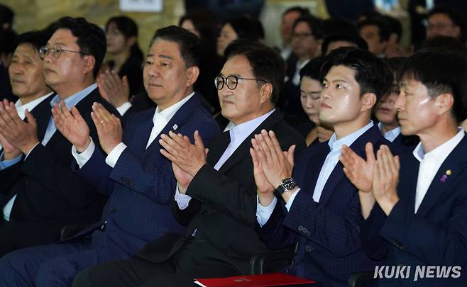 천하람 개혁신당 원내대표(왼쪽 두번째부터)와 김병기 더불어민주당 당대표 직무대행 겸 원내대표, 우원식 국회의장, 김용태 국민의힘 비상대책위원장 등이 17일 서울 여의도 국회 로텐더홀에서 열린 '국회 탄소중립 선언식'에서 박수치고 있다.