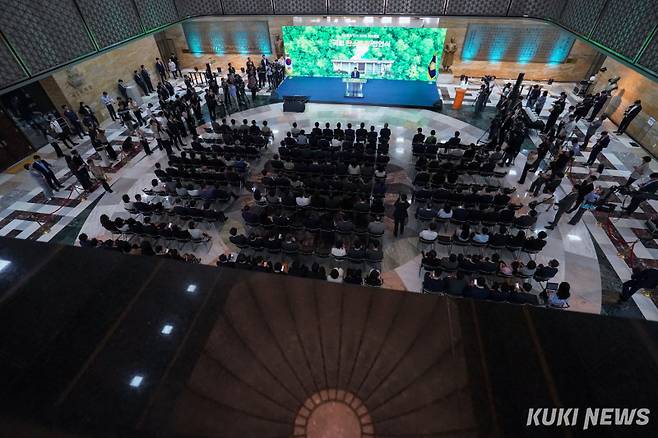 국회 탄소중립 선언식이 17일 서울 여의도 국회 로텐더홀에서 우원식 국회의장과 김병기 더불어민주당 당대표 직무대행 겸 원내대표, 김용태 국민의힘 비상대책위원장 등이 참석한 가운데 열리고 있다.