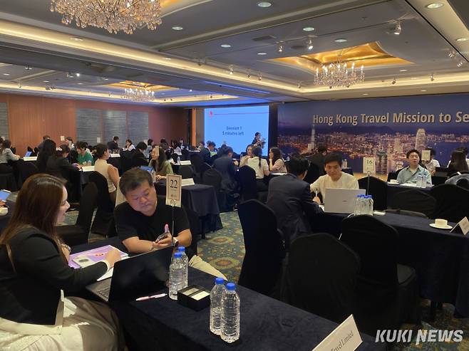 17일 서울 롯데호텔에서 열린 ‘홍콩 트래블 미션 2025’에서 홍콩과 한국 관광업계 관계자들이 만나 대화하고 있다. 심하연 기자