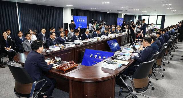 16일 서울 종로구 정부서울청사 창성동 별관에서 국정기획위원회 이한주 위원장 주재로 1차 전체 회의가 진행되고 있다. 이재명 정부의 대통령직인수위원회 역할을 하는 국정기획위에서는 100대 국정과제를 정리하고 과제별로 추진 시점과 목표 등을 정해 '국정운영 5개년 계획'을 마련할 방침이다. 사진공동취재단