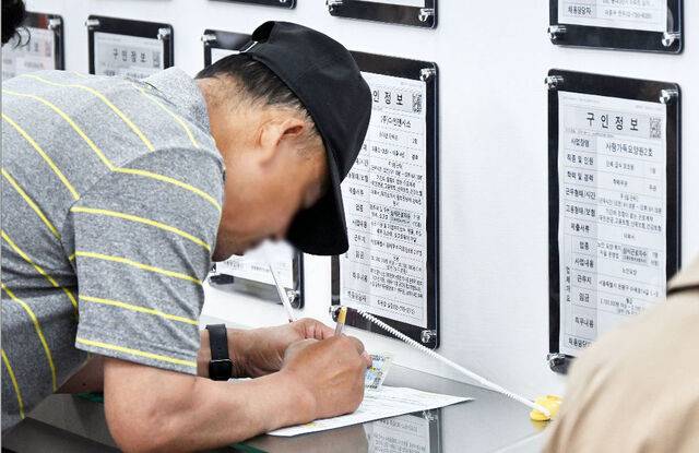 한 시민이 16일 서울 마포구 서부고용복지플러스센터 일자리 게시판 앞에서 이력서를 쓰고 있다. 통계청 국가통계포털에 따르면 지난달 60세 이상의 경제활동참가율은 49.4%로 15~29세 청년층(49.5%) 수준으로 올라선 것으로 나타났다. 권현구 기자