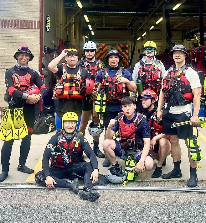 소방 대원들의 모습. 페이스북 캡처