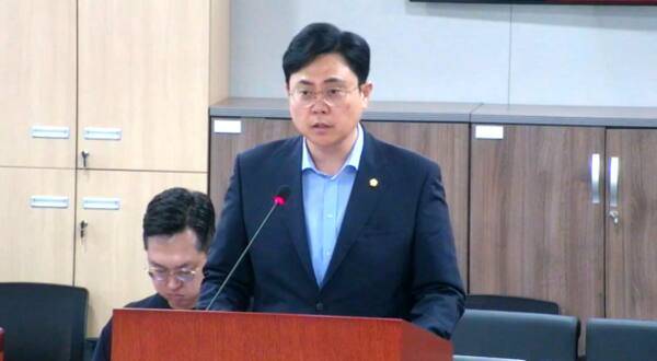 17일 경기도의회에서 열린 경제노동위원회 상임위원회 회의에서 이용욱 의원(더불어민주당·파주3)이 ‘경기도 경제교육 활성화 및 지원에 관한 조례 일부 개정안’ 제안 설명을 하고 있다. 경기도의회 영상회의록 갈무리