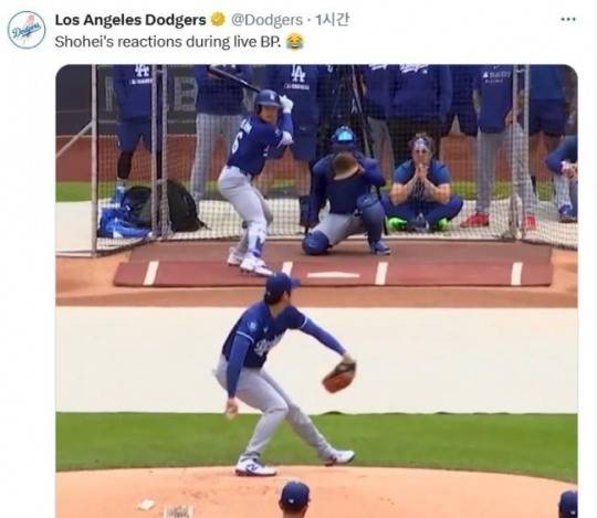 오타니 쇼헤이가 라이브 피칭 세션에서 김혜성을 상대로 투구하고 있다.