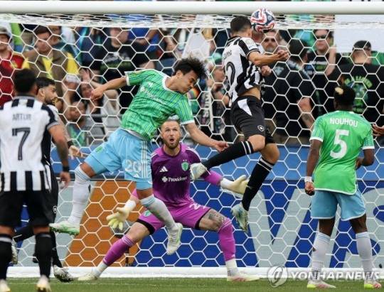 골대 앞에서 헤딩 경합에 나선 시애틀 사운더스의 김기희(왼쪽) / 사진=연합뉴스