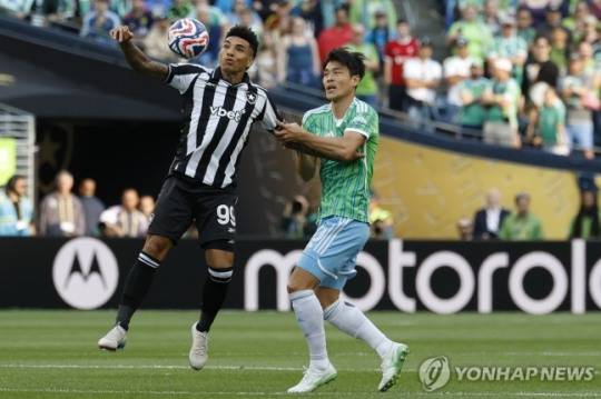 볼 경합 중인 시애틀 사운더스의 김기희(오른쪽) / 사진=연합뉴스