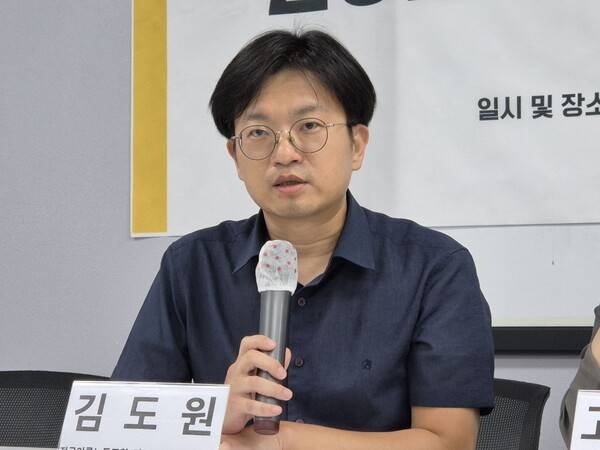 ▲김도원 전국언론노동조합 민주언론실천위원장이 16일서울 중구 모임공간 상연재 회의실에서 진행된 '2025 대선 보도, 무엇이 문제였나' 좌담회에서 대선 보도를 총평하고 있다. 사진=김예리 기자