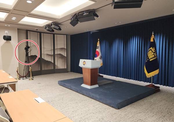 ▲ 용산 대통령실 브리핑룸에 설치된 카메라. 빨간색 원 부분. 사진=장슬기 기자