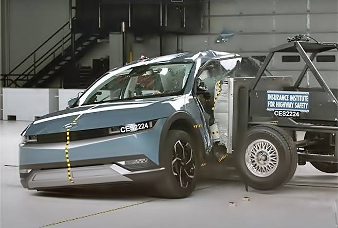 현대차 아이오닉5 충돌테스트 장면 [사진출처=IIHS 캡처]