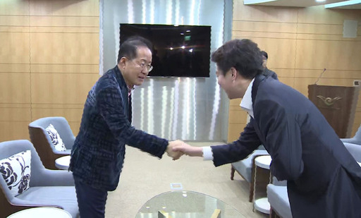 미국으로 출국하는 홍준표 전 대구시장이 지난달 10일 인천국제공항 귀빈실에 배웅 나온 이준석 개혁신당 의원을 만나고 있다. [사진출처 = 연합뉴스]