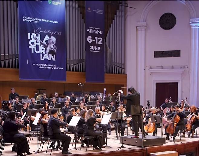 < 사진 설명 : 지휘자 최재혁 파이널라운드 경연 / 출처 : 2025 하차투리안 국제 콩쿠르 공식 인스타그램 >