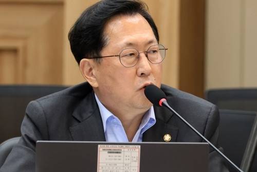 유용원 국민의힘 의원은 17일 서울 여의도 국회 소통관에서 기자회견을 열고 군 B-1 벙커 내부에서 라돈이 장기간 검출되고 있다는 사실을 공개했다. [사진 출처 = 연합뉴스]