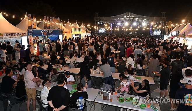 지난해 열린 강릉 비치비어 페스티벌에 관광객들이 몰려 있다. [연합뉴스]