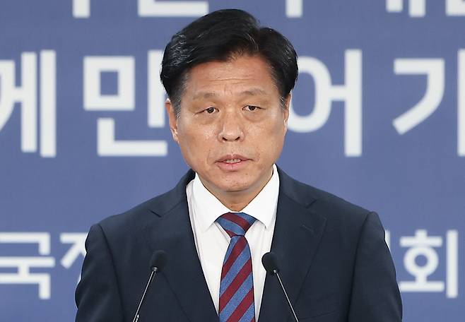 국정기획위원회 조승래 대변인이 17일 서울 종로구 정부서울청사 창성동 별관 내 국정기획위 기자실에서 브리핑을 하고 있다. 국정기획위원회는 18일부터 20일까지 세종으로 이동해 부처 업무보고를 진행할 예정이다. [사진 = 연합뉴스]