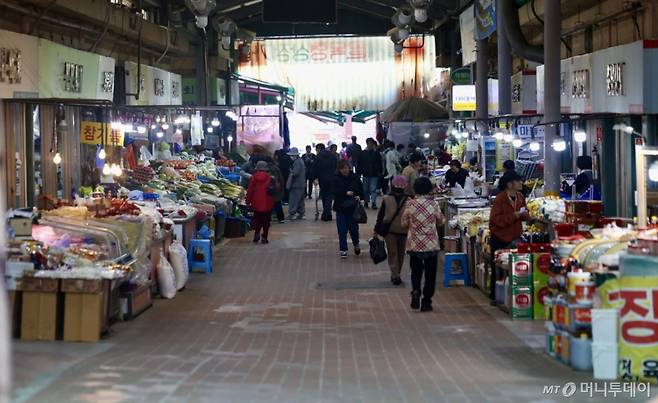 대형마트 의무휴업일에 서울시내 한 전통시장이 한산한 모습을 보이고 있다.  한국경제연구원의 소비자 구매 데이터 분석 결과에 따르면 대형마트 휴업일에도 전통시장에서의 소비는 늘어나지 않았다. 2022년 주말 식료품 구매액 분석 결과 대형마트 의무휴업일(일요일) 전통시장의 평균 식료품 구매액은 610만원으로 대형마트가 영업하는 일요일(630만원)에 비해 낮았다. /사진제공=뉴스1