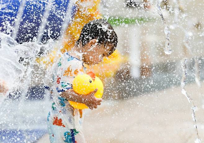 15일 경기 김포시 마리나베이에서 열린 아라마린페스티벌을 찾은 어린이가 바닥분수에서 물놀이를 즐기며 더위를 식히고 있다./사진=뉴시스