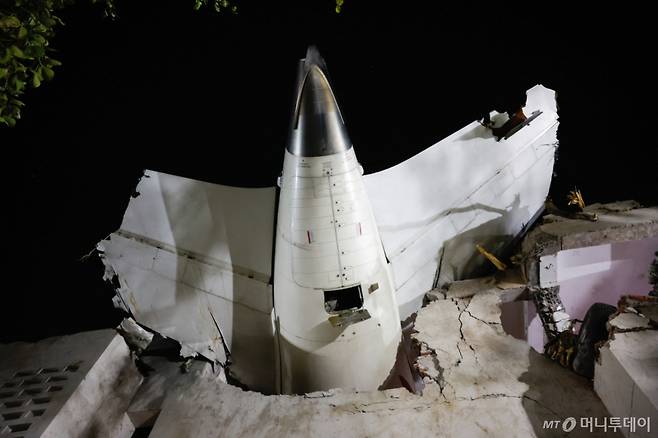 인도 에어인디아 소속 보잉 787드림라이너 여객기가 지난 12일(현지시간) 인도 서부 아메다바드 공항 인근에서 추락해 건물 꼭대기에 기체 꼬리가 박힌 모습. /사진=뉴스1